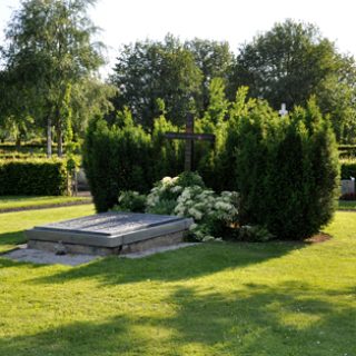 Mass grave of 40 prisoners and concentration camp inmates at the municipal cemetery