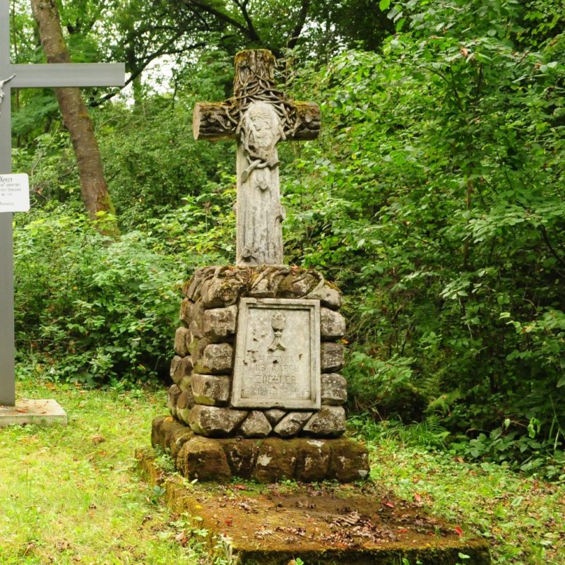 Nagrobek Karola Zoellera, cmentarz w Puźnikach, stan z 2008 r.