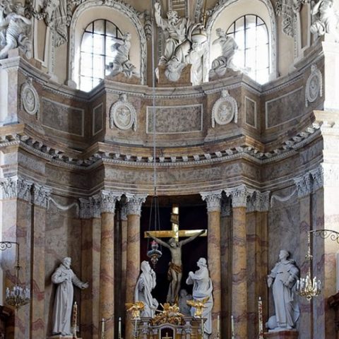 Autel principal, années 1780, calcaire marbré et stuc, ancienne église des Bernardins à Grodno, Biélorussie