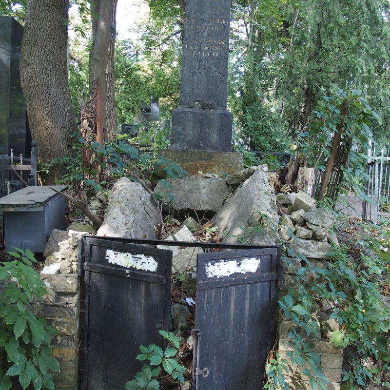 Tomb of the Zubkovich family, Baykova cemetery in Kiev, as of 2021.