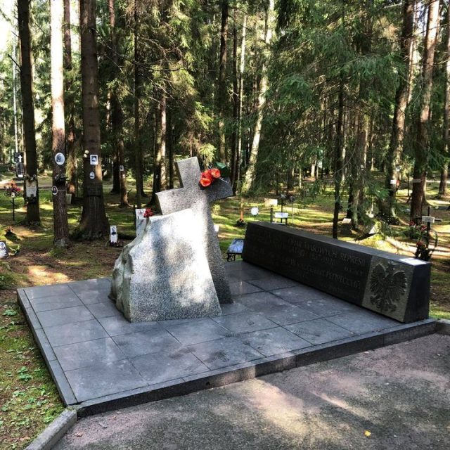 Масові поховання жертв сталінських репресій