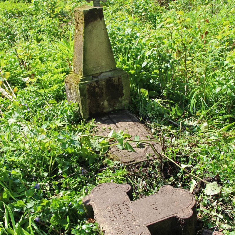 Nagrobek Anny Kuten, cmentarz w Opryłowcach
