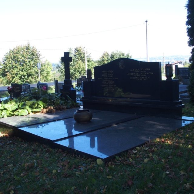 Nagrobek rodziny Jungów, Szlachciców i Woźniców, cmentarz katolicki w Żukowie Górnym (obecnie Czeski Cieszyn-Żuków Górny)