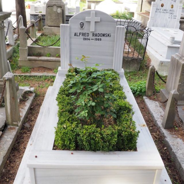 Tombstone of Alfred Radomski