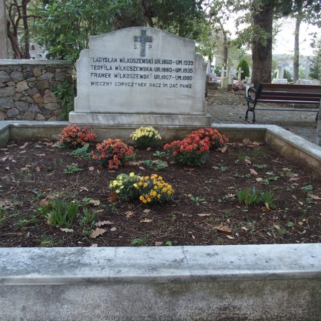 Nagrobek Teofilii, Franciszka, Władysława Wilkoszewskich, cmentarz katolicki w Adampolu