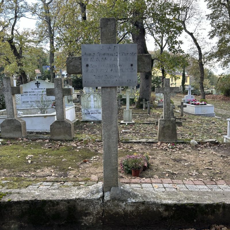 Tombstone of Anna, Seweryn and Józef Ziolkowski, Catholic cemetery in Adampol