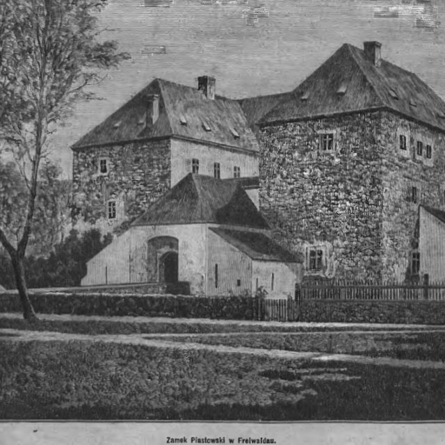 Rycina ruin zamku piastowskiego we Freiwaldau. Budowla ma kamienne mury, liczne okna i spadzisty dach. Zamek otaczają drzewa i płot.