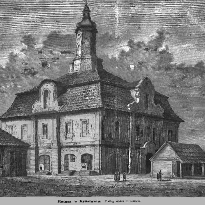 Gravure de l'hôtel de ville de Kraslaw, construit en 1752, représentant un bâtiment de style baroque avec un toit en forme de clocher et une tour centrale. Au premier plan, deux bâtiments plus petits et plusieurs personnes.