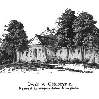 Rysunek dworu w Ostaszynie, otoczonego drzewami. Budynek ma dach dwuspadowy i centralne wejście z małym gankiem.
