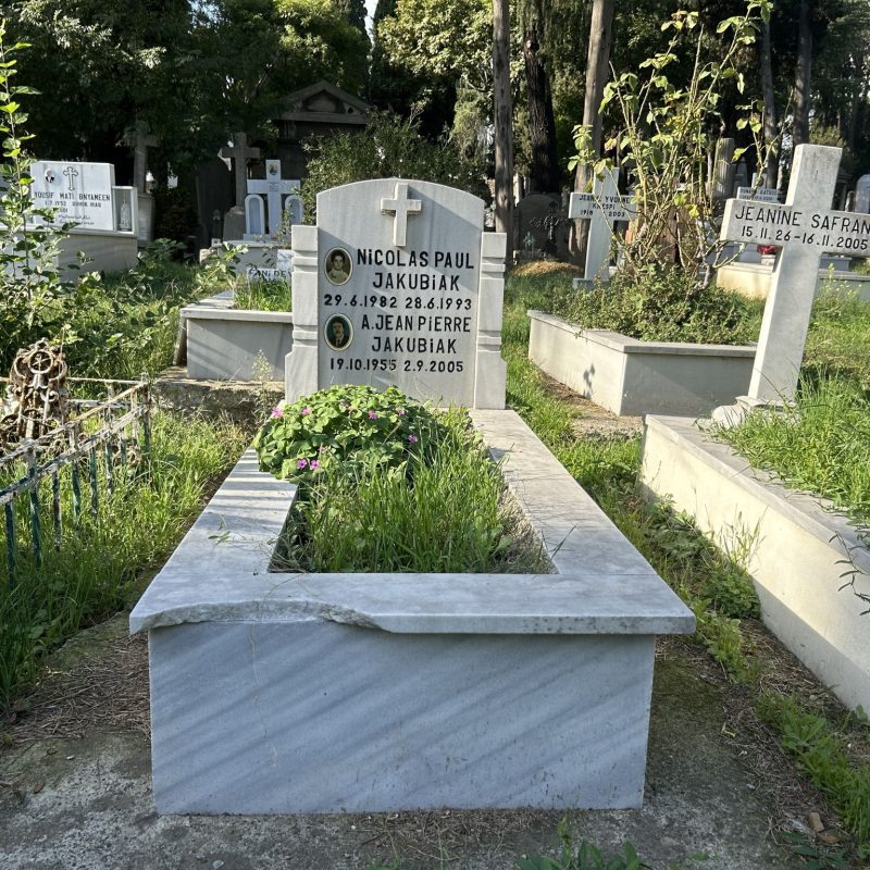 Nagrobek Nicolasa Paula i A. Jean Pierre'a Jakubiaków, cmentarz katolicki w Feriköy