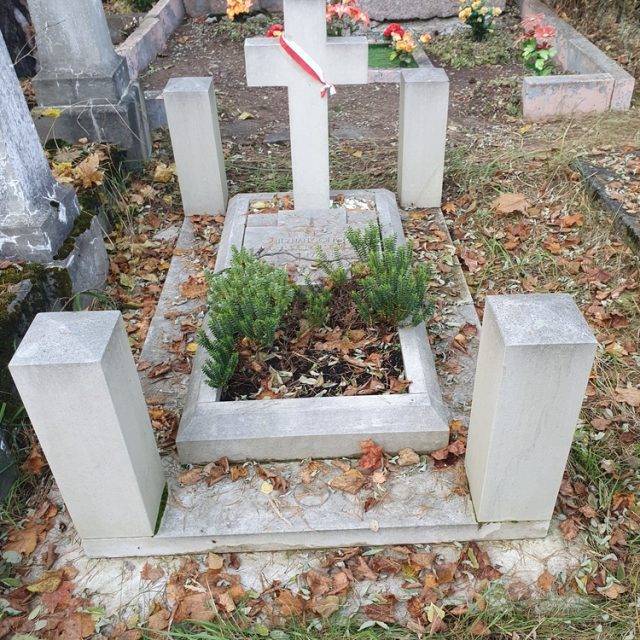 Tombe d'un officier polonais de 1920 dans le cimetière catholique