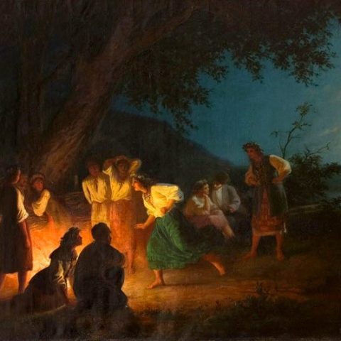 Une peinture représentant un groupe de jeunes en vêtements traditionnels rassemblés autour d'un feu de camp la nuit. Une fille se prépare à sauter par-dessus les flammes. La lune éclaire la scène, se reflétant sur une rivière proche.