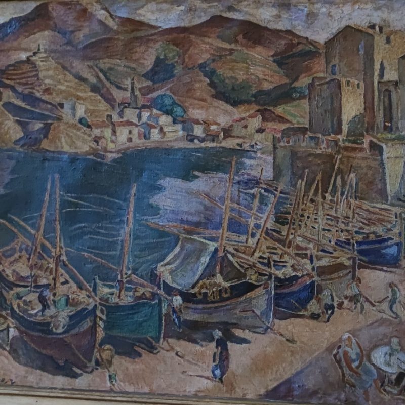 Obraz portu w Collioure autorstwa Meli Muter, przedstawiający zacumowane łodzie rybackie. W tle wzgórza i budynki z wieżą kościelną. Scena utrzymana w chłodnych tonacjach z geometrycznymi kształtami.