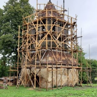 Le clocher de l'église catholique romaine de Saint-Michel-Archange à Stara Sól, entouré d'un échafaudage en bois. La structure présente une base en pierre avec une section supérieure en bois.