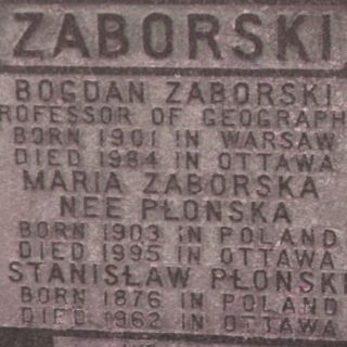 Nagrobek z inskrypcjami dla Bogdana Zaborskiego, Marii Zaborskiej i Stanisława Płońskiego. Szczegóły obejmują lata i miejsca urodzenia oraz śmierci w Polsce i Ottawie.