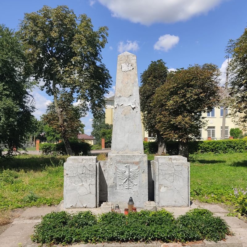 Powojenny pomnik w Bełzie na Ukrainie, upamiętniający poległych za niepodległość Polski. Składa się z trzech kamiennych bloków, z centralnym obeliskiem z orłem bez korony. Na bocznych blokach inskrypcje w językach polskim i rosyjskim.