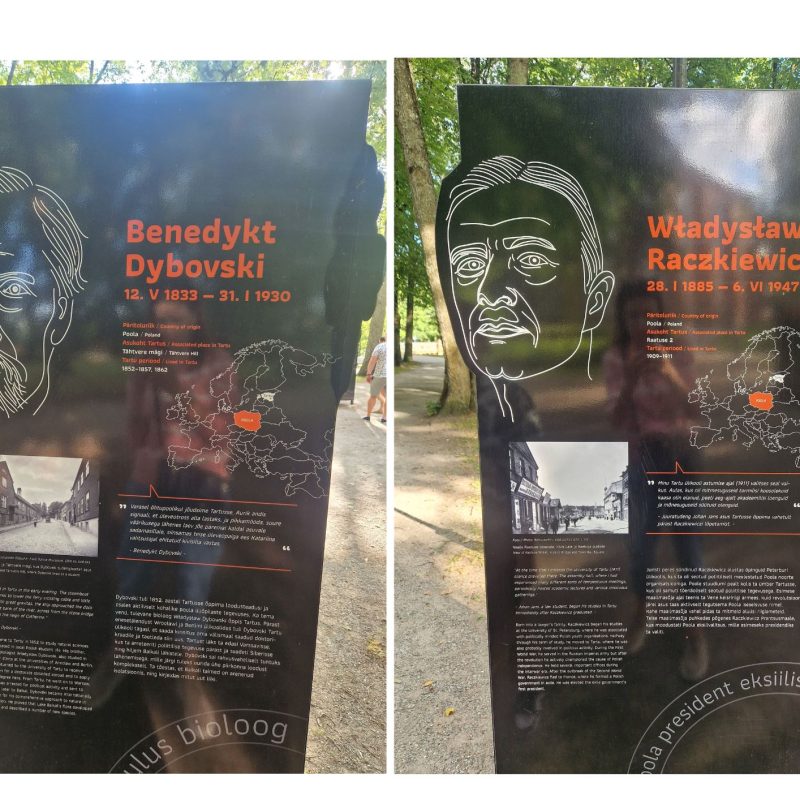 Plaques dans le parc Toomemagi de Tartu dédiées à Benedykt Dybowski et Władysław Raczkiewicz. Chaque plaque présente un portrait, des détails biographiques et une carte montrant la Pologne.