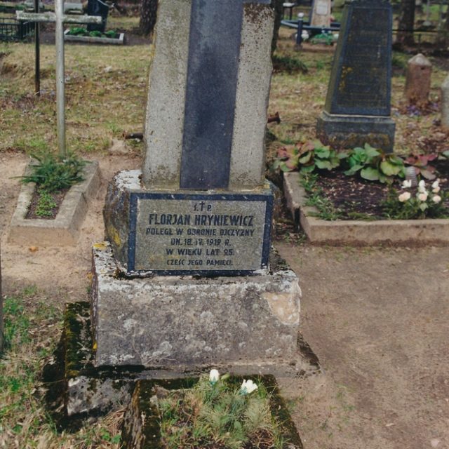 Grób żołnierza polskiego z 1919 r. na starym cmentarzu