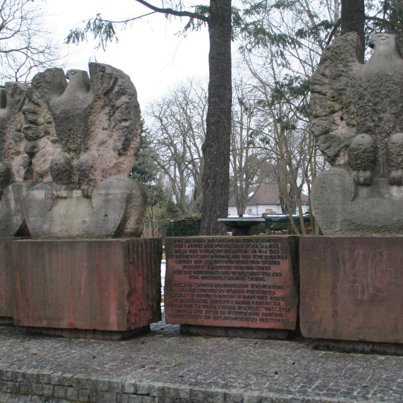 Monument situé à Hohen Neuendorf, composé de trois sculptures stylisées représentant des aigles posées sur des socles en grès rouge, et d'une inscription bilingue dédiée aux soldats de la 1re Armée de l'Armée polonaise.