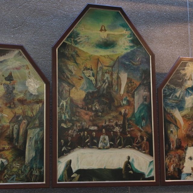 Триптих головного вівтаря в церкві Доброго Пастиря в Лустенау, що зображує біблійні бенкети. Ліва панель показує бенкет Авраама, центральна містить сцени з Нового Завіту, а права панель зображує історії апостолів.