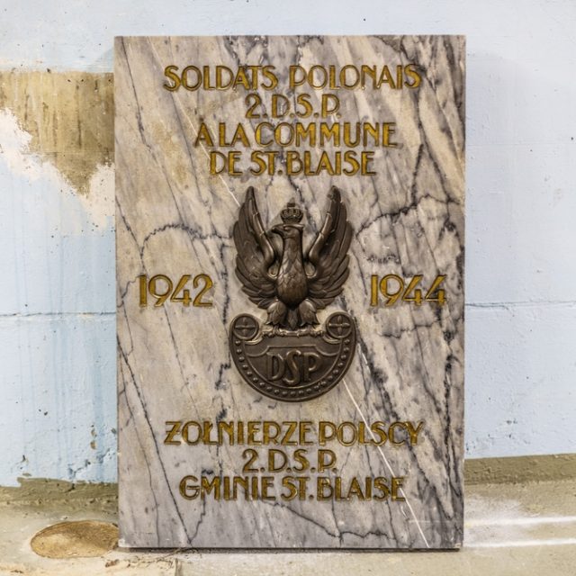 Plaque en marbre avec aigle polonais en laiton et inscription dorée : 'SOLDATS POLONAIS 2.D.S.P. A LA COMMUNE DE ST. BLAISE 1942-1944 ŻOŁNIERZE POLSCY 2.D.S.P. GMINIE ST.BLAISE'.