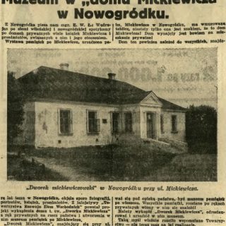 Вирізка з газети 1936 року, що показує маєток Міцкевича в Новогрудку з виставкою пам'яток Міцкевича. Будівля одноповерхова з двосхилим дахом і центральним входом.
