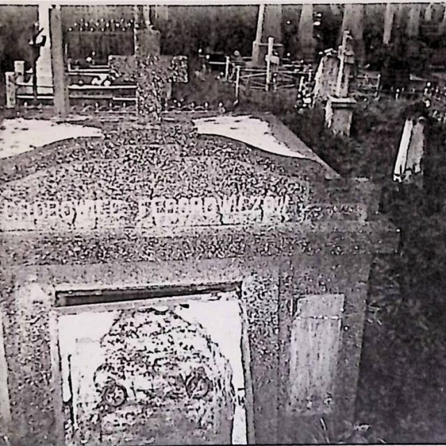 Tombeau rectangulaire de la famille Fedorowicz avec une façade en lastriko, surmonté d'un fronton à degrés et d'une croix simple. L'entrée est encadrée et couverte d'une plaque avec deux poignées. Inscription au-dessus de l'entrée.
