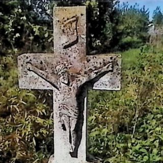 Nagrobek z krzyżem na cokole i dwustopniowej podstawie. Krzyż z reliefem Chrystusa na przecięciu ramion, powyżej titulus. Cokół nakryty czterospadowym daszkiem. Z przodu ryta inskrypcja.