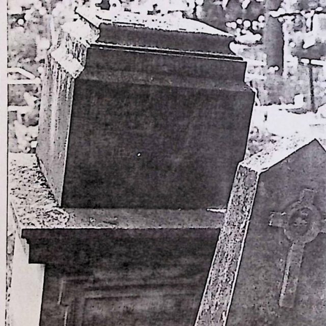 Nagrobek Eugenii, Leo, Leona i Malwiny Jelita-Wierzejskich z czerwonego piaskowca. Obelisk jest złamany i leży obok podstawy, na której widnieje krzyż z gorejącym sercem w kole.