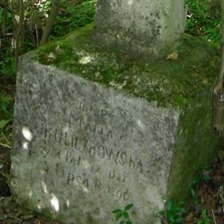 Tombe de Maria Kuliczkowska avec une croix sur un piédestal. La croix a des bras octogonaux et une plaque avec une inscription à la base. Le piédestal a des bords supérieurs biseautés et une inscription à l'avant.
