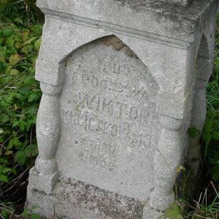 Nagrobek Wiktora Kuliczkowskiego z częściowo złamanym krzyżem na dwustopniowym cokole. Cokół przypomina kapliczkę z czterospadowym dachem i stylizowanymi kolumnami. Z przodu wyryta inskrypcja.