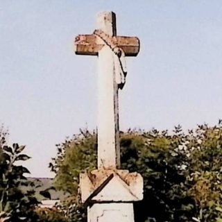Grób oznaczony ośmiobocznym krzyżem na trzystopniowym cokole. Krzyż opasany wieńcem z liści winorośli, pod prawym ramieniem wisi chusta. Cokół ma trójkątne tympanony.