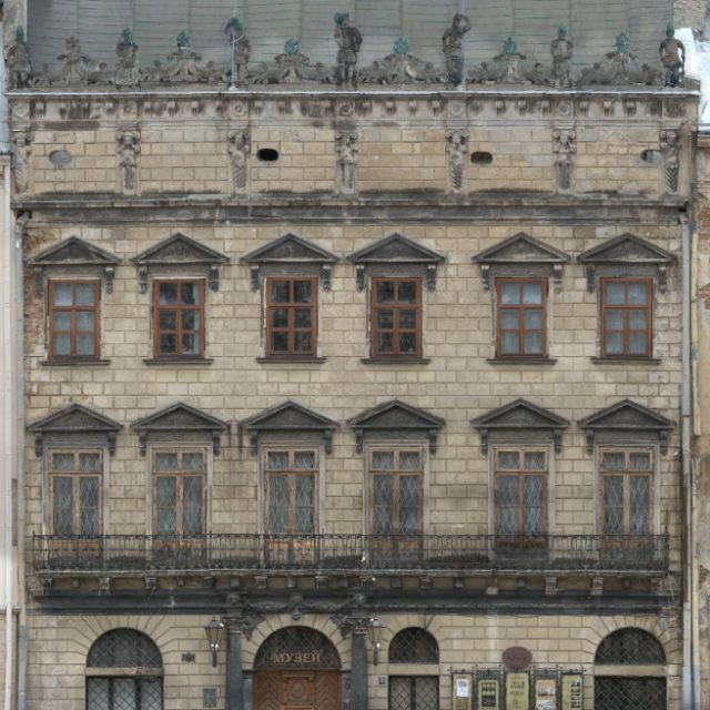 La façade de la Maison royale de Lviv, avec ses motifs Renaissance, ses nombreuses fenêtres et son attique décorative. L'entrée est signalée par une porte en bois surmontée de l'inscription « Musée ».