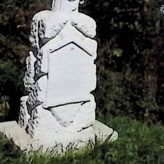 Nagrobek Jana i Józefy Ziemirskich z krzyżem stylizowanym na pień drzewa na cokole z kamieni. Krzyż zdobiony płaskorzeźbionymi liśćmi. Z przodu tablica w formie zwoju z inskrypcją.
