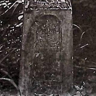 Nagrobek Adolfa i Adolfa Jaroszeskich z uszkodzonym krzyżem na zwężającym się cokole. Z przodu płycina z łukowym zakończeniem i rytą inskrypcją.
