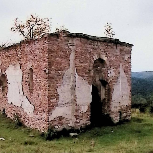Ruiny kaplicy-mauzoleum rodziny Ponińskich z czerwonego piaskowca z resztkami tynku. Prostokątna budowla z oknami łukowymi i otworem drzwiowym. Położona na trawiastym terenie.