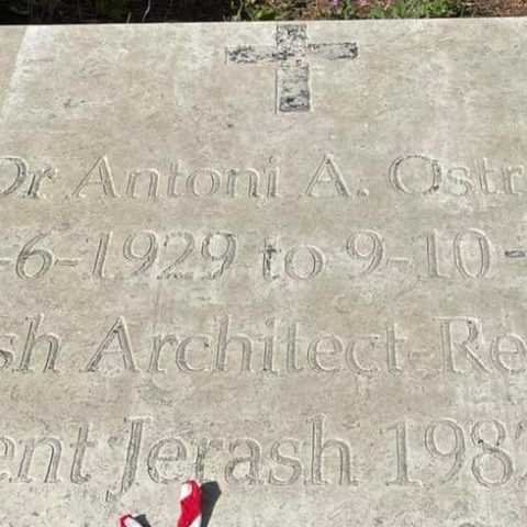 Pierre tombale d'Antoni A. Ostrasz avec le texte gravé : 'Dr Antoni A. Ostrasz 23-6-1929 to 9-10-1996 Polish Architect Restorer Ancient Jerash 1982-1996'.