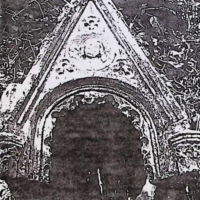 Fragment nagrobka z uszkodzonym neogotyckim baldachimem. W polu trójkątnym tondo z główką anioła i skrzydłami, otoczone maswerkami z motywami trójlistnymi.