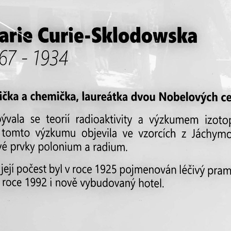 Plaque commémorative de Marie Curie-Sklodowska à Jachymov, avec un texte en tchèque soulignant ses contributions à la recherche sur la radioactivité et la découverte du polonium et du radium.