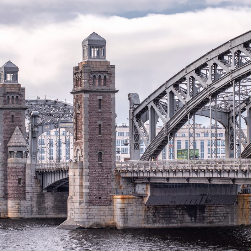 Pont Bolsheokhtinsky à Saint-Pétersbourg avec sa structure en treillis d'acier et ses tours en pierre sur la rivière Neva.