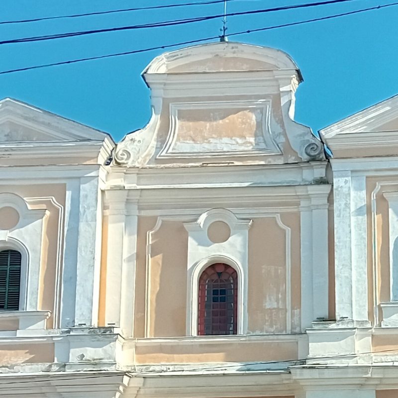 Façade de l'ancien église jésuite à Sambor, maintenant une salle de concert de musique d'orgue. Style baroque avec deux tours, frontons triangulaires et fenêtres cintrées.