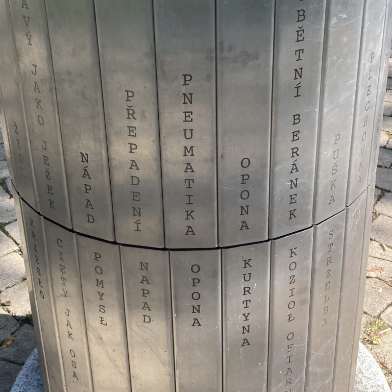 Rzeźba kinetyczna w Czeskim Cieszynie z wyrytymi słowami po polsku i czesku, ukazująca fałszywych przyjaciół tłumacza. Słowa to m.in. 'napad', 'opona', 'pneumatika'.