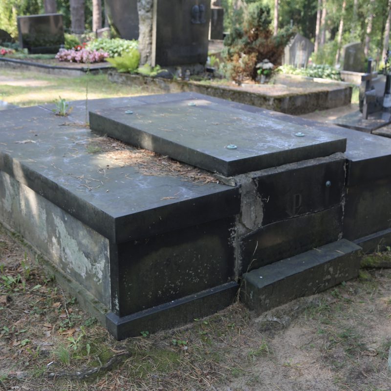 Prostokątny grobowiec Jana i Eugenii Kiersnowskich z czarnymi płytami granitowymi i bocznymi ścianami z piaskowca. Jedna płyta z inskrypcją. Otoczony zielenią na cmentarzu.