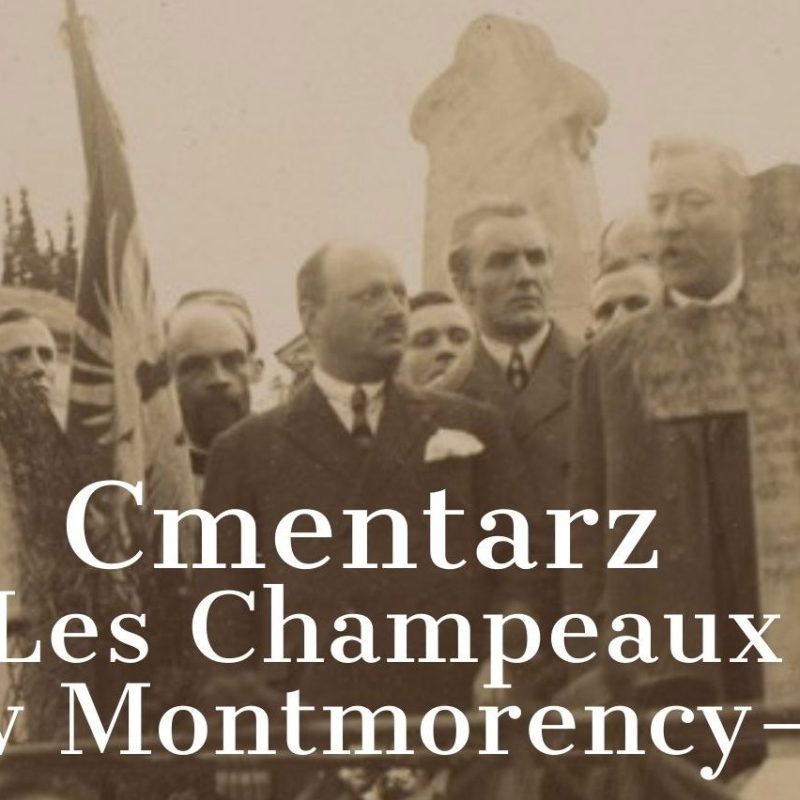 Historyczna fotografia grupy mężczyzn w garniturach stojących wśród nagrobków na cmentarzu Les Champeaux w Montmorency. W tle widoczna polska flaga.