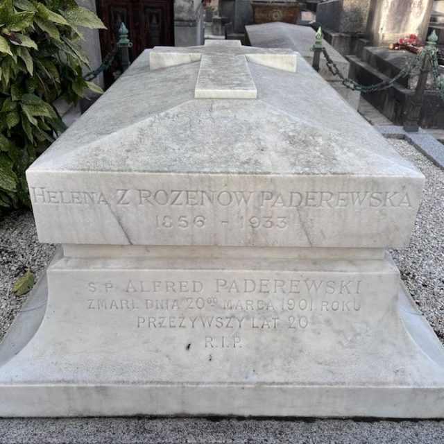 La pierre tombale d'Helena Paderewska et d'Alfred Paderewski au cimetière de Montmorency. Une plaque de marbre sur laquelle sont gravés les noms et les dates : Helena Z Rozenów Paderewska 1856-1934 et Alfred Paderewski, décédé le 20 mars 1901.
