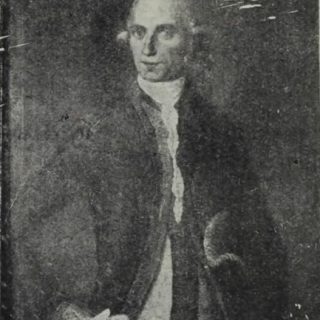 Czarno-biały portret mężczyzny w stroju z XVIII wieku z wysokim kołnierzem i płaszczem, patrzącego w bok.