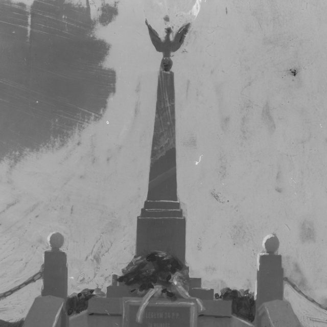 Czarno-biała fotografia pomnika w Łucku upamiętniającego poległych żołnierzy 24 Pułku Piechoty. Obelisk zwieńczony orłem, z tablicą z inskrypcją.