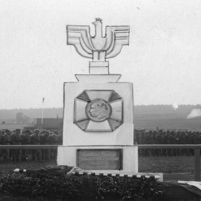 Monument à Drohobych commémorant Józef Piłsudski, avec une sculpture d'un aigle couronné et un médaillon avec un portrait de Piłsudski. Sous l'inscription : AU DIEU DE LA JEUNESSE POLONAISE D'ODRODZONE.