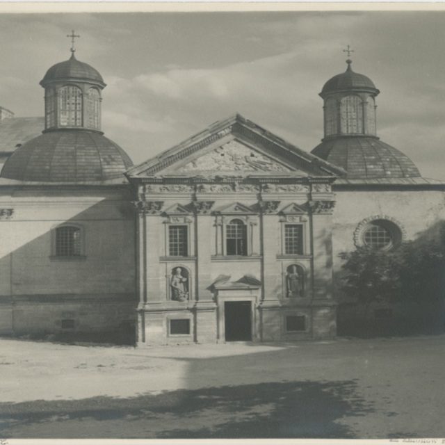 Фотографія початку 20 століття із зображенням каплиці Сенявських у Бжежанах. Фасад з двома куполами та архітектурними деталями, зокрема скульптурами і декоративними рельєфами.