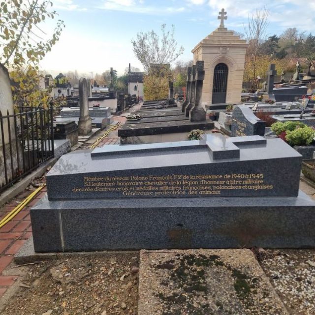 La tombe de Władysława Śliwińska au cimetière de Montmorency, en France. Une stèle en granit poli ornée d'une croix et d'inscriptions dorées en français, décrivant son engagement pendant la Seconde Guerre mondiale et son action en faveur de la protection des animaux.